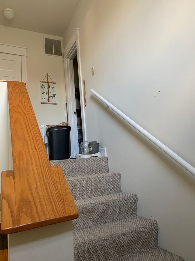 Building Photo - Spacious 2 bed/3 bath Home near Switchyard Park!