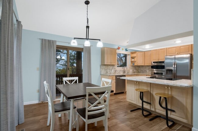 Building Photo - Charming Home at the Base of Old Mission Peninsula