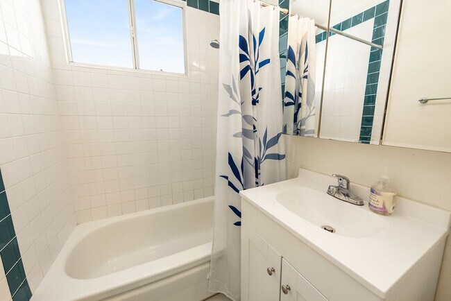 Building Photo - Oak View 3 bedroom 2 bath