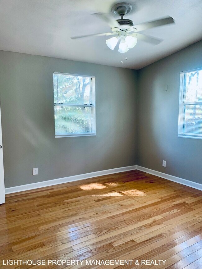 Building Photo - Large 4 Bed/1.5 Home with New Kitchen!