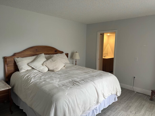 Building Photo - 1120 11th Ct