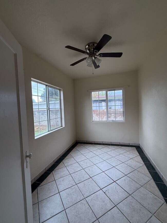 Building Photo - Beautiful 3-Bedroom Home in Shafter $2,200!!!! Spacious Layout, Basement, Carport & Large Backyar...