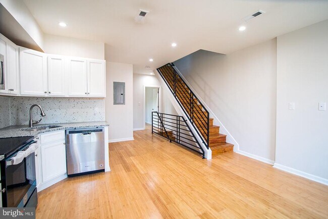Building Photo - 2428 Sharswood St