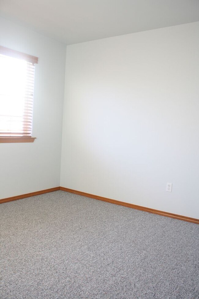Building Photo - 3 bdrm, 2.5 Bath, 2 car Garage, Gas heat, ...