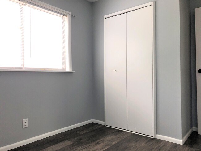 Building Photo - 3441 W Warren Dr