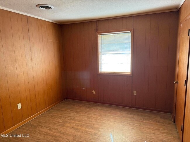 Building Photo - 2214 Pine Ave