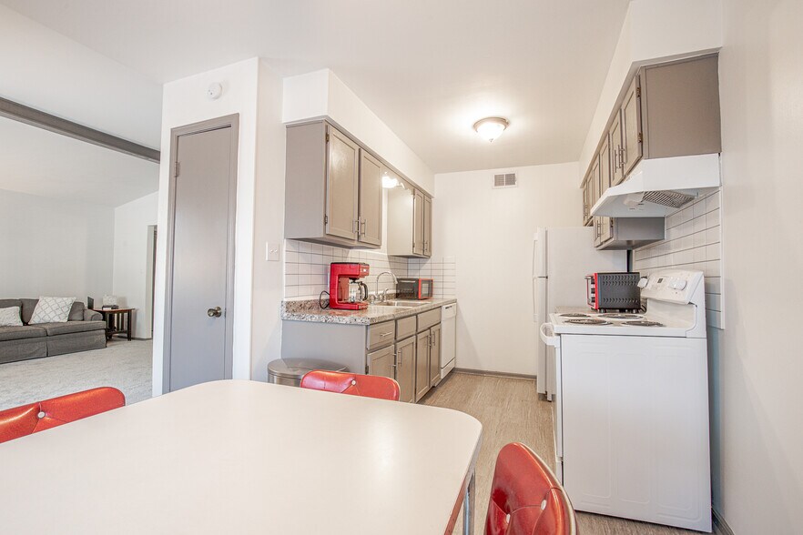 Building Photo - 6711 S Richmond Ave