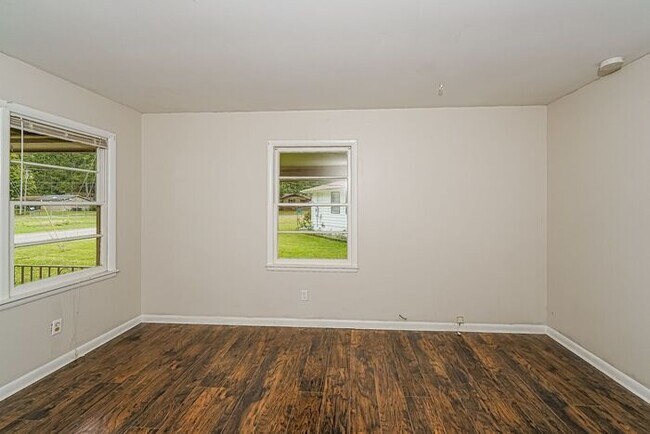 Building Photo - $1,199! 3Bed/ 1 Bath House! North of Birmingham! Save 50% off the first full month's rent. Apply ...