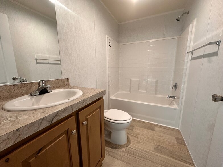 Building Photo - 14 Bing St N