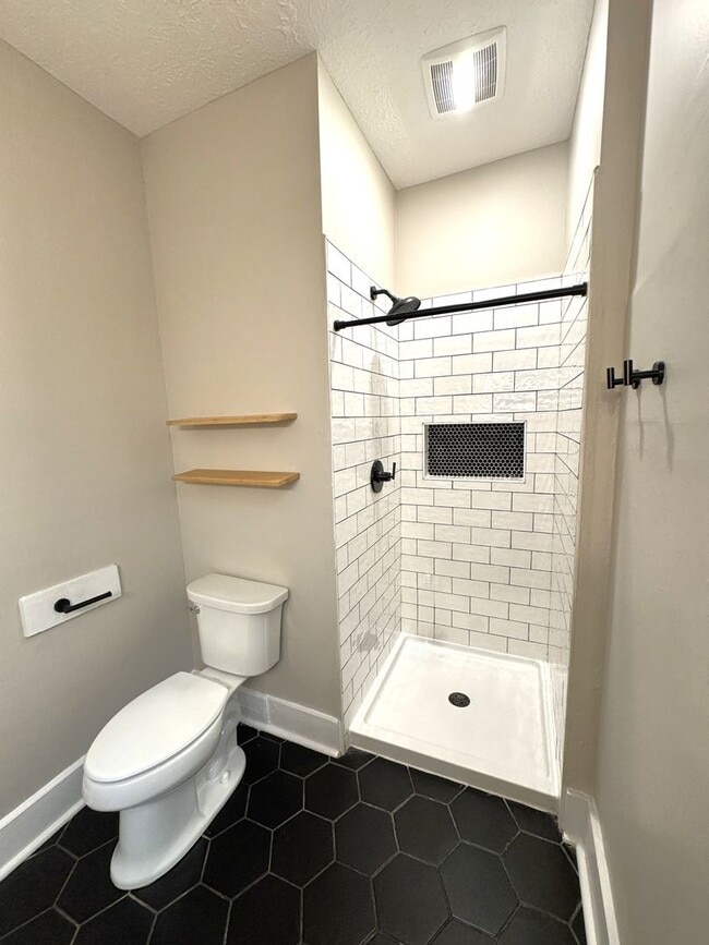 Building Photo - 1618ELL