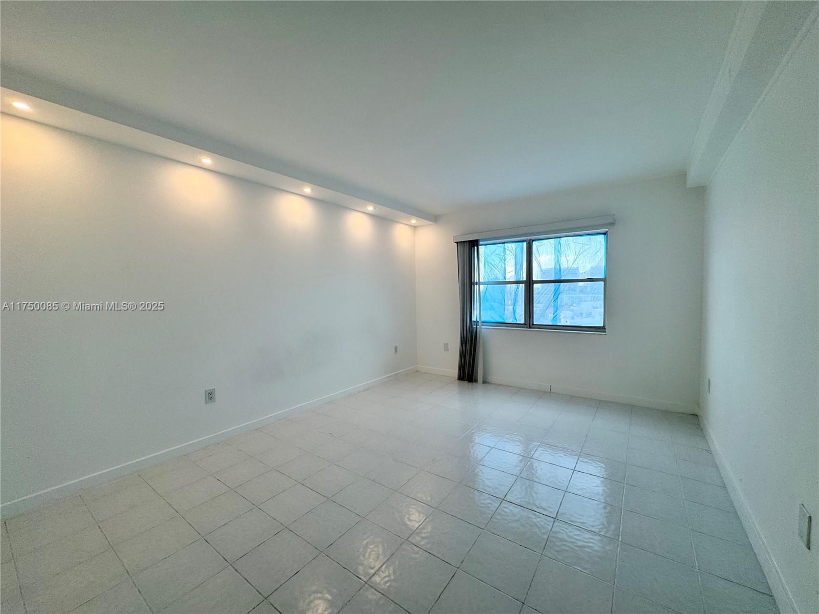 Building Photo - 400 Kings Point Dr