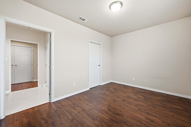 Building Photo - Beautiful Condo in Carrollton!