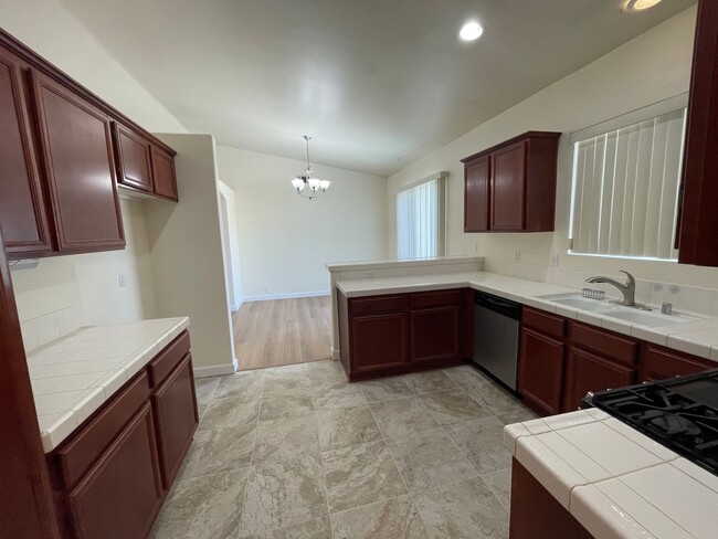 Building Photo - Apple Valley Home in The Vineyards- 3 Bedr...