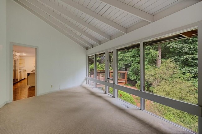 Building Photo - 130 Huntcliff Point NE