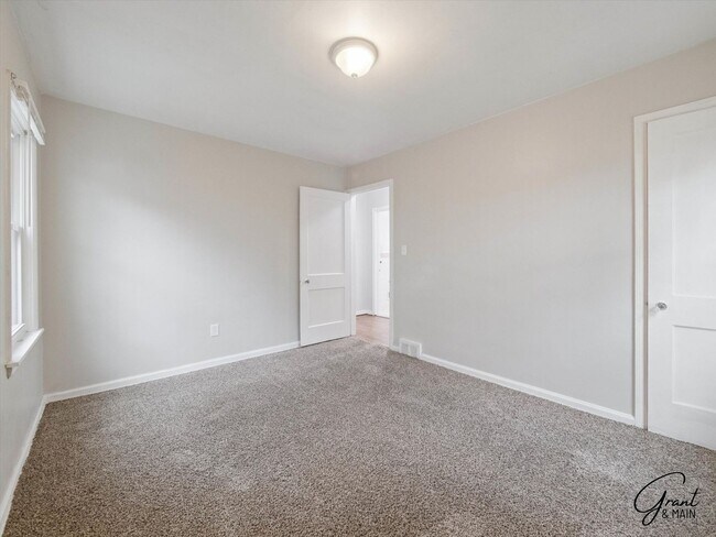 Building Photo - 3 bedroom  1.5 bath bungalow - $1200