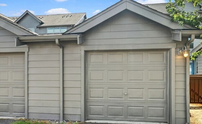 Building Photo - Bright & Spacious Townhome for Rent in a Charming, Tree-Lined Neighborhood