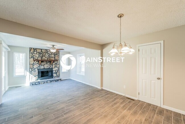 Building Photo - 3 Bedroom Pet-Friendly Home in Center Poin...