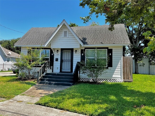 Building Photo - 104 N Eastwood St