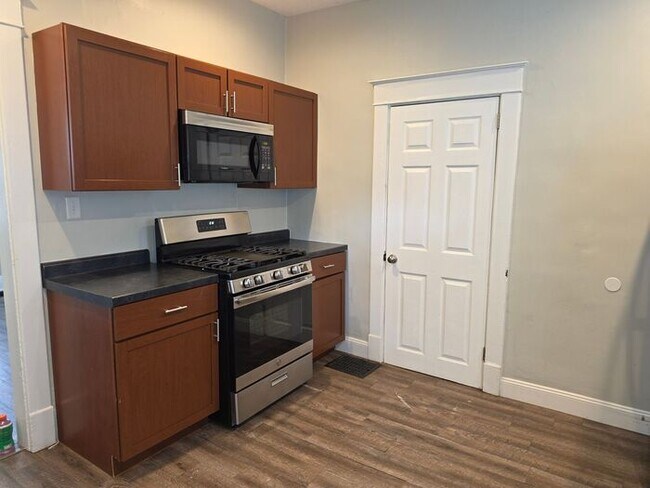 Building Photo - Three Bedroom Single Family home