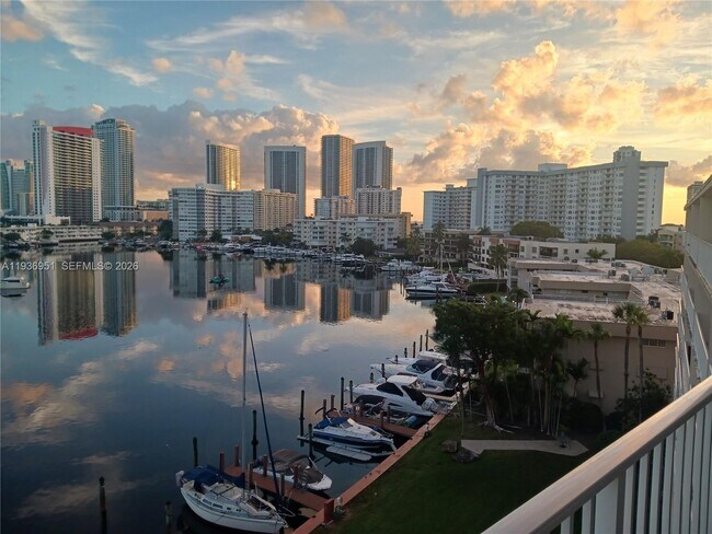 Building Photo - 400 Golden Isles Dr