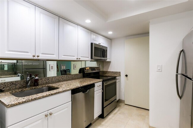 Building Photo - 2100 S Ocean Ln