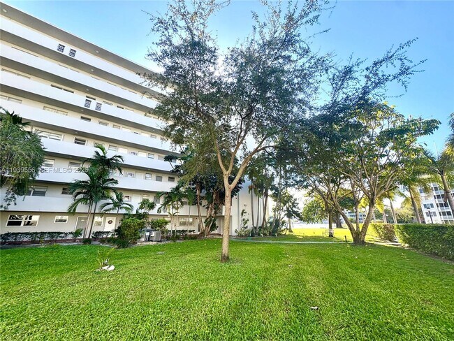 Building Photo - 1750 NE 191st St