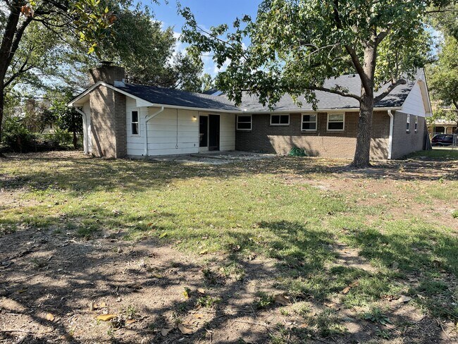 Building Photo - 1600 Cambridge Dr