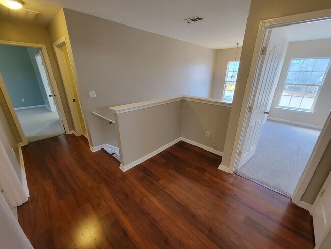 Building Photo - 4 Bedroom, 2.5 Bath Home Available in Hammett Grove Neighborhood