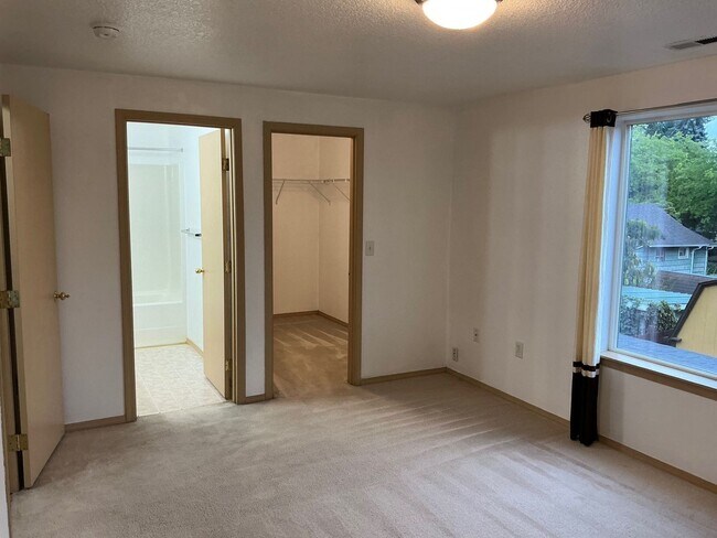 Building Photo - MODERN CONVENIANCES