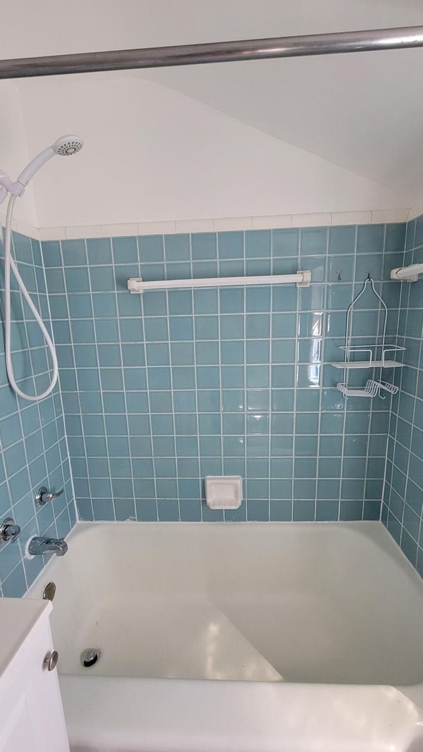 Building Photo - Spacious Three Bedroom Home