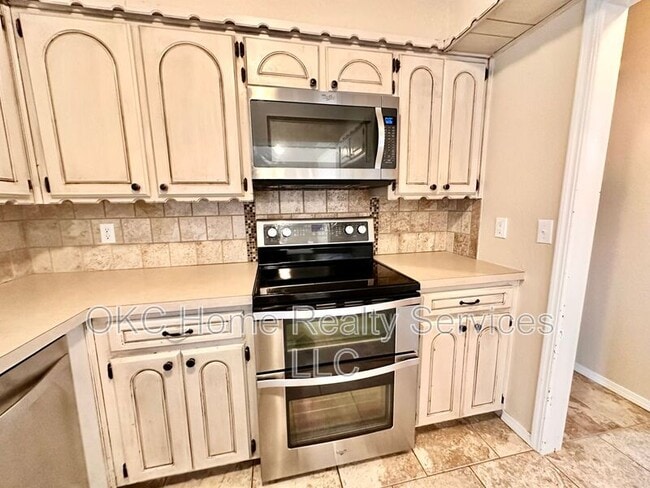 Building Photo - 401 S Bouziden Dr