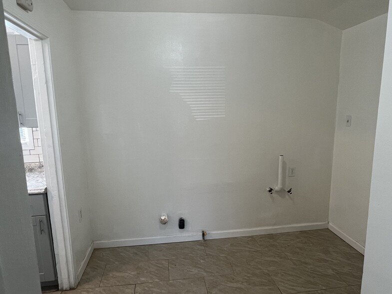 Laundry Room - 10051 Bernhardt Dr