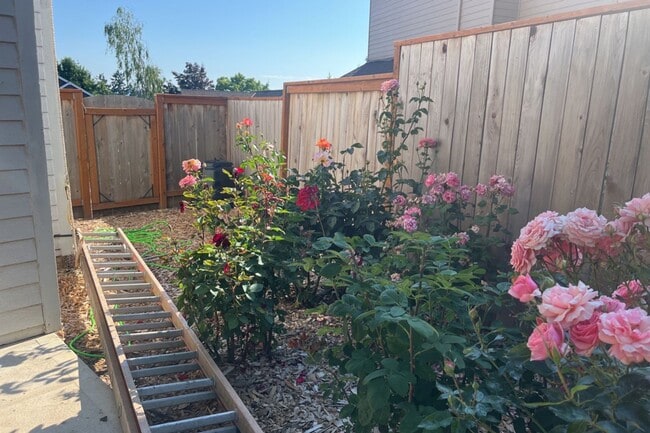 Building Photo - Gorgeous Beaverton home available with att...