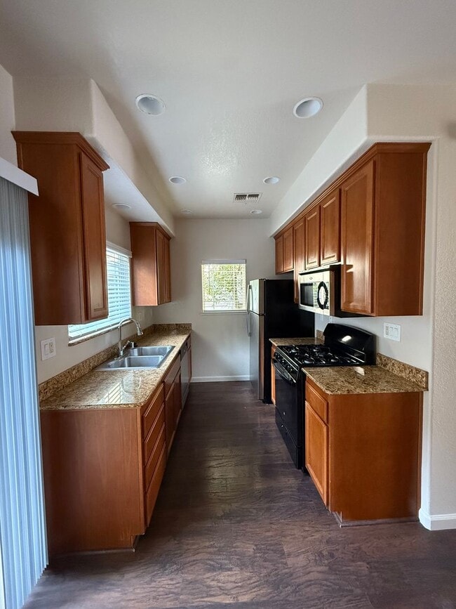 Building Photo - 3 Bedroom Home Close to Gym and Shopping-$1,000 OFF First Month's Rent