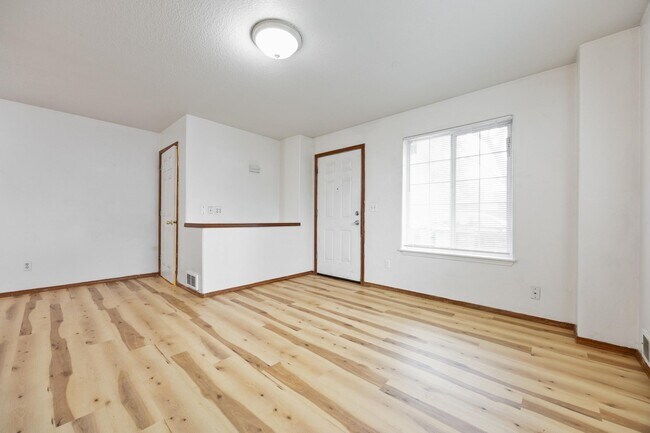 Building Photo - 1 Bed / 1 Bath Apartment – Updated Flooring – Convenient NE Portland Location