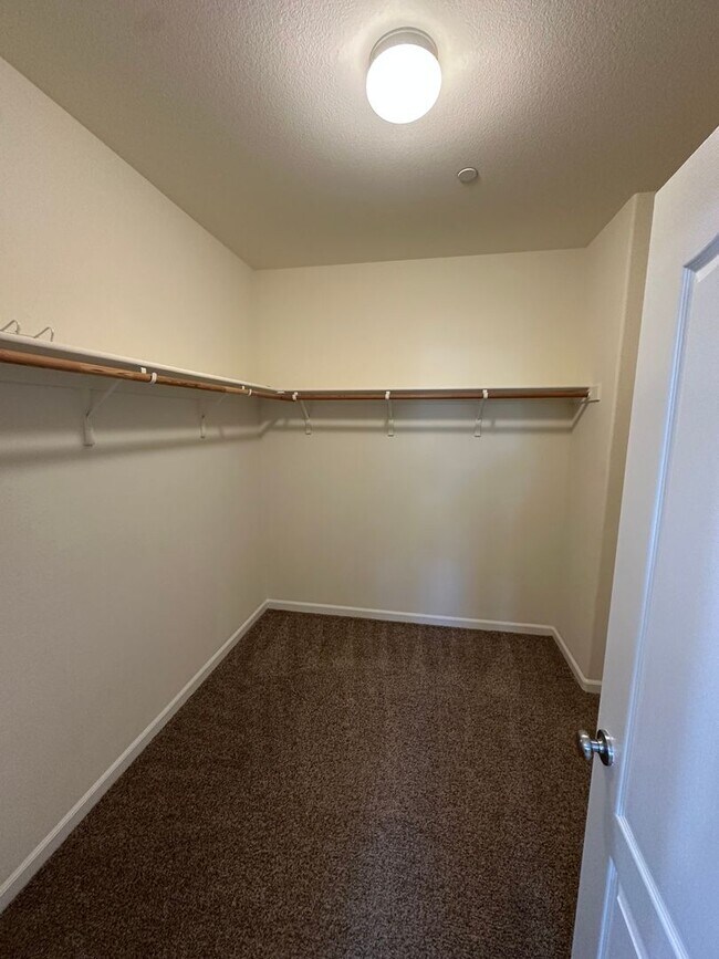 Building Photo - Beautiful 4 Bedroom, 3 Full Bath W/ Office...
