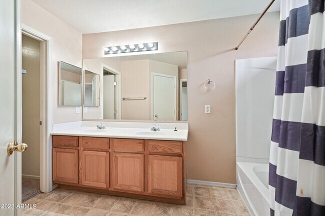 Building Photo - 1559 S Longspur Ln