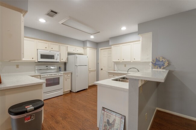 Building Photo - 2232 Azalea Cir
