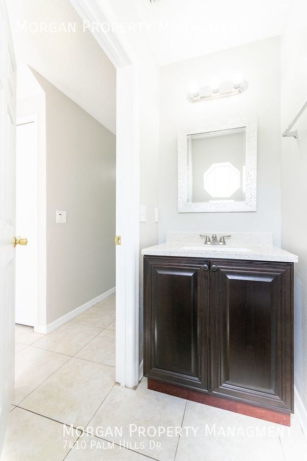 Building Photo - 7410 Palm Hills Dr