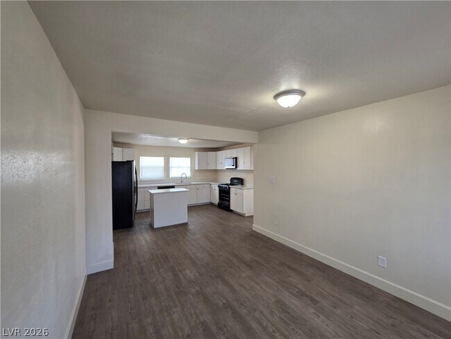 Building Photo - 1590 Mustang Dr