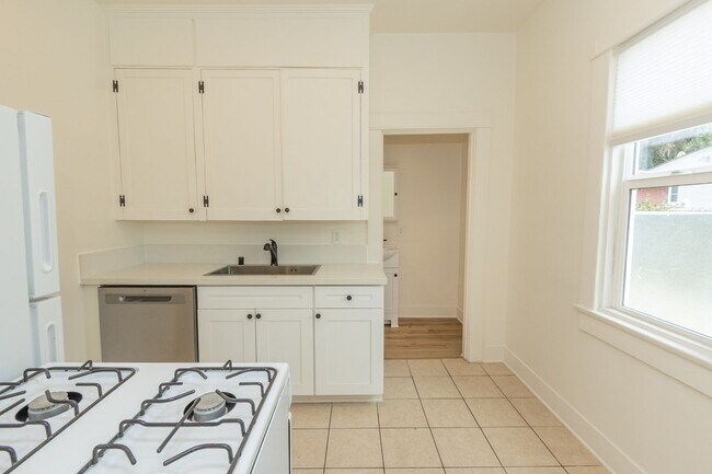Building Photo - Charming 1 Bed/1 Bath w/ Large Fenced Yard...