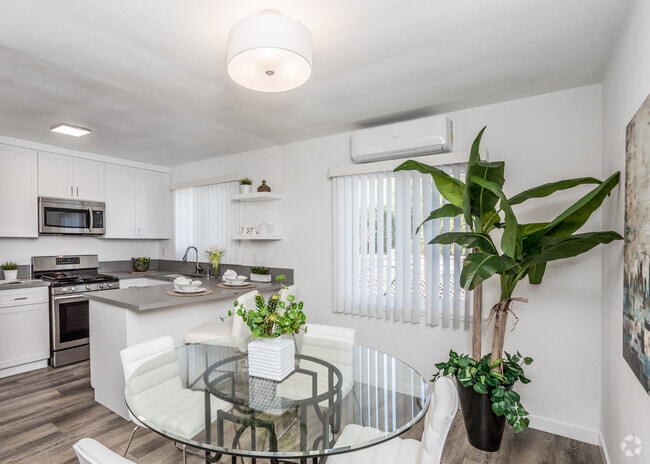 1BR, 1BA - 700-775 SF - Yosemite Garden Apartments