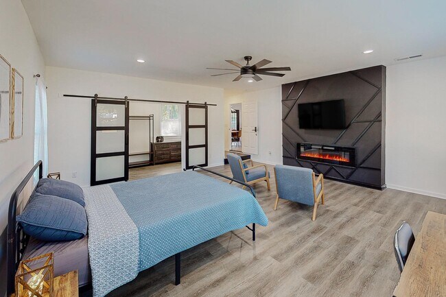 Building Photo - 4379 John Wesley Dr