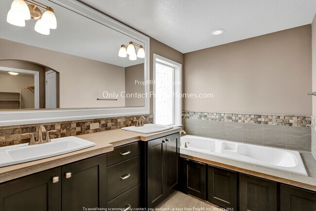 Building Photo - Discover Luxury Living with Exceptional Amenities at Arbor Oaks!