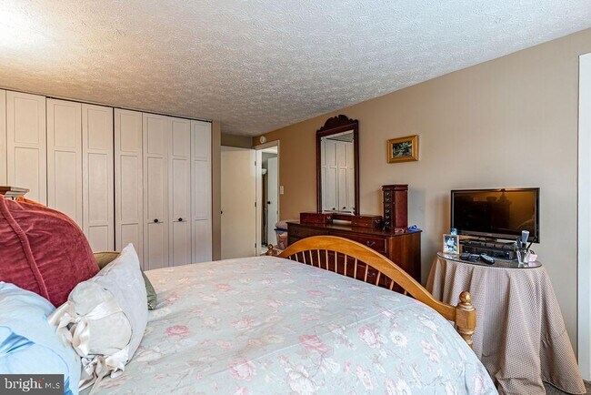 Building Photo - 6221 Wilmington Dr