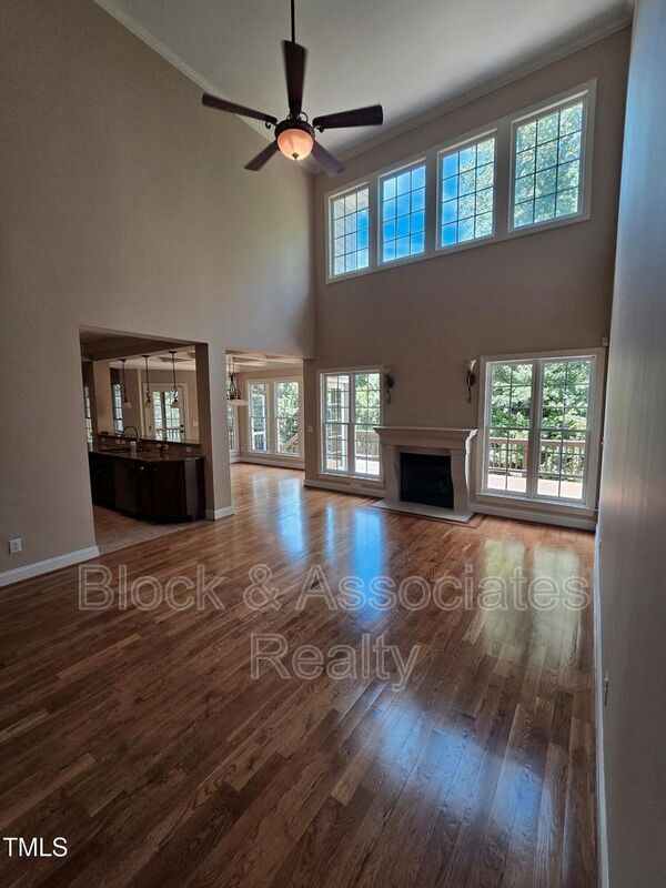 Building Photo - 10216 San Remo Pl