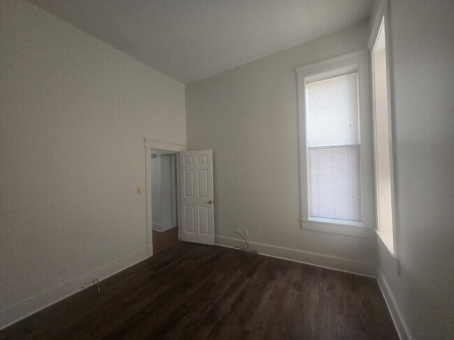 Building Photo - "2-Bed Condo with Gleaming Hardwood Floors...