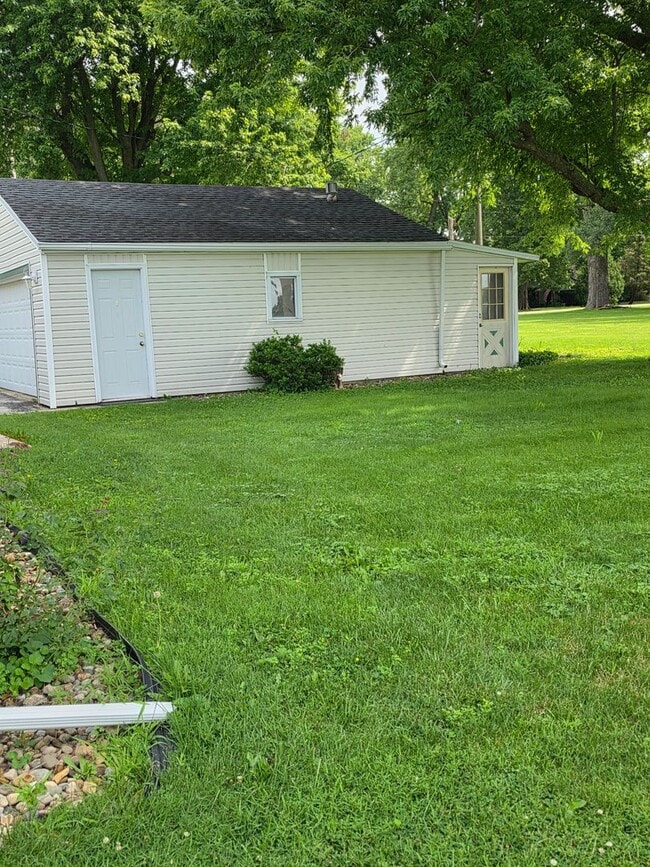 Building Photo - Charming, extremely clean 2 BR house in Shirley