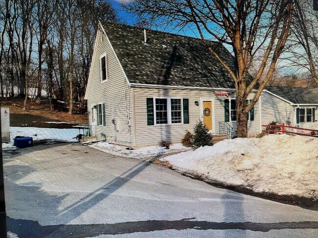Building Photo - 3-4 Bedroom home in White River Junction