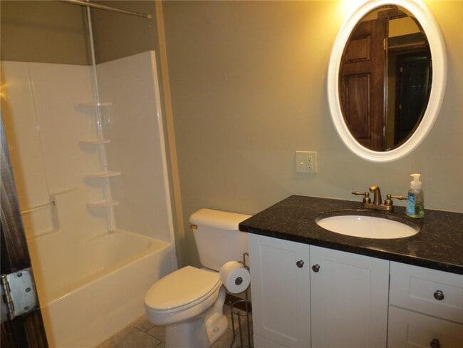 Building Photo - 220 Lantern Ridge Ct